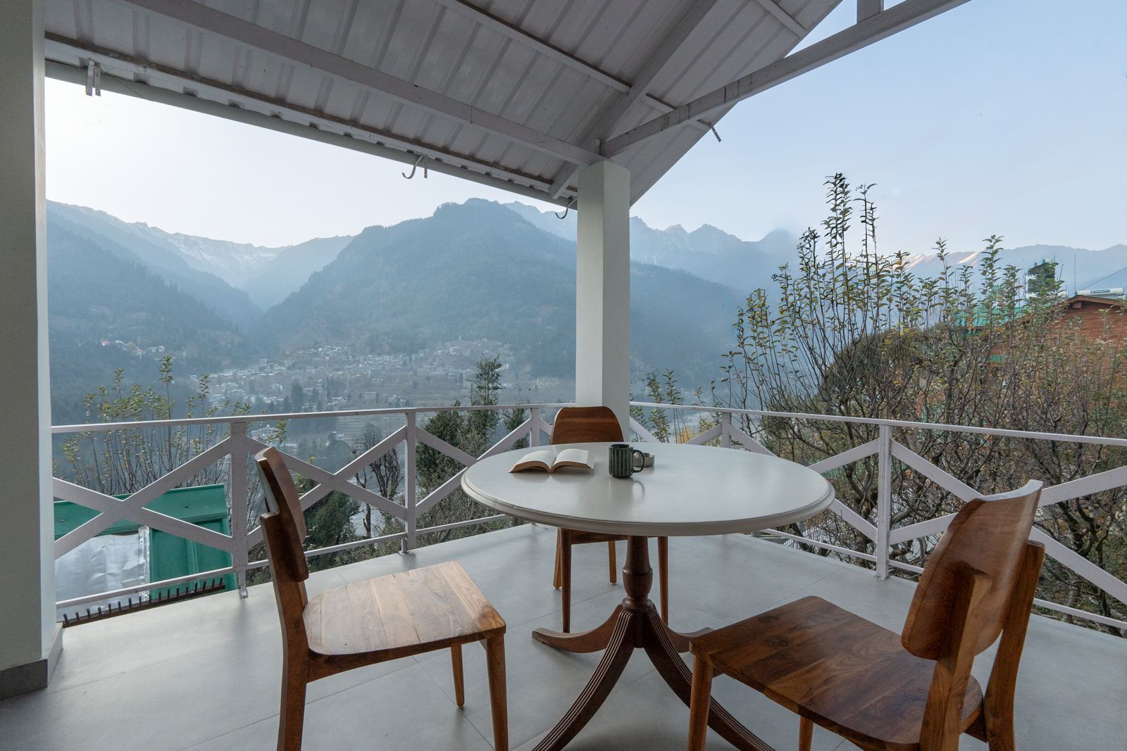 Between Snow and Stream